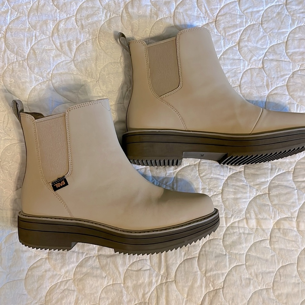 Teva-Water resistant Chelsea boots, Women’s 8 1/2